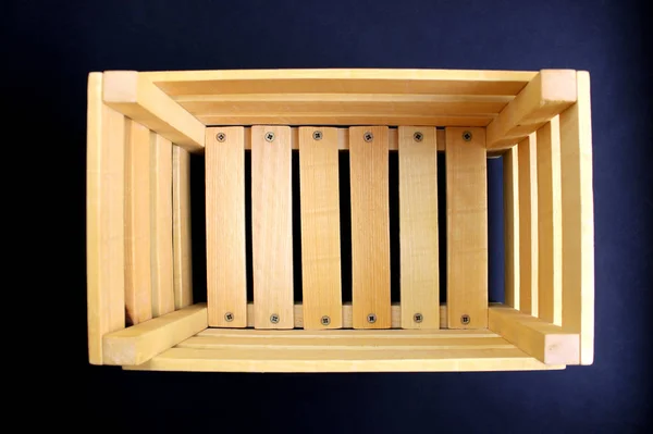 Drewniane Pudełko Sfotografowane Góry Czarnym Tle — Zdjęcie stockowe