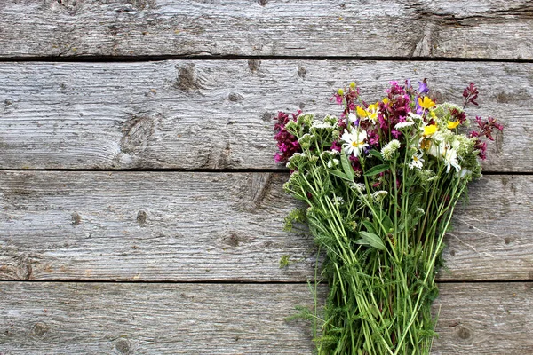 Strauß Wildblumen Liegt Auf Altem Holzgrund — Stockfoto