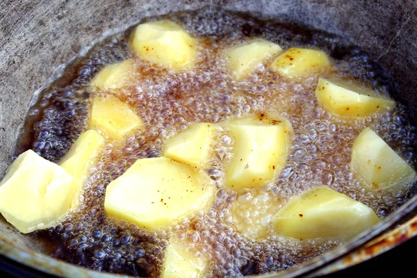 Batatas Redondas Fritas Óleo Rua Uma Panela Ferro — Fotografia de Stock