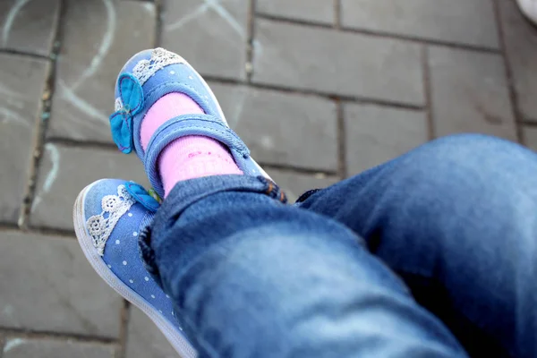 Criança Pequena Sentada Pernas Cruzadas Jeans Azuis — Fotografia de Stock