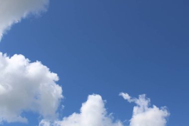 mavi gökyüzü beyaz kabarık büyük bulutlar ile