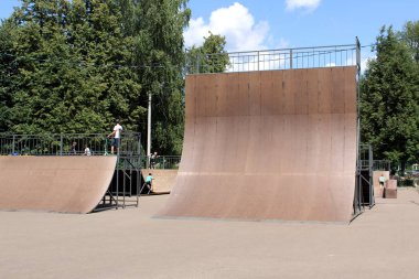 Park paten için yetenekli insanlar için çok yüksek bir tepe