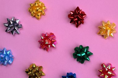 Pembe bir arka planda bir yıldız şeklinde şenlikli yay bir sürü doku