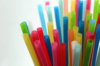 Renkli plastik kokteyl tüpleri yakın bir yığın standı