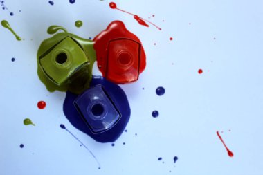 Dökülen ve açık oje üç şakalar