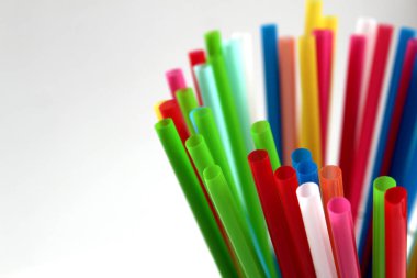 Renkli plastik kokteyl tüpleri yakın bir yığın standı