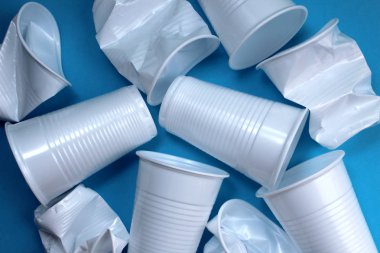 Doku beyaz tek gözlük bütün ve mavi bir arka plan üzerinde buruşuk