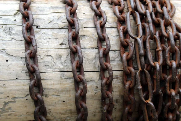 Rusty Chain Wrapped Log Close Old Well — Stock Photo, Image