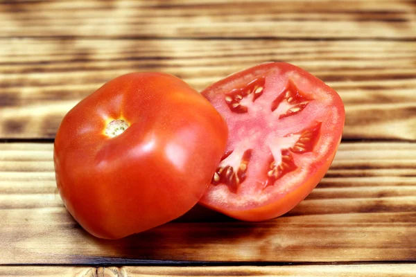 Dwa Pół Dojrzałe Czerwone Pomidory Drewnianym Tle — Zdjęcie stockowe