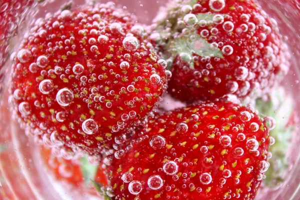 Leuchtend Rote Frische Erdbeeren Mit Grünen Blättern Die Sprudelndem Wasser — Stockfoto