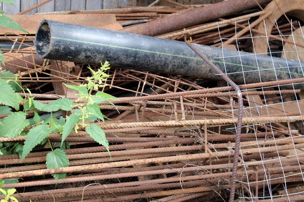 古い錆の金属 スクラップ鉄は 網で生い茂っている — ストック写真