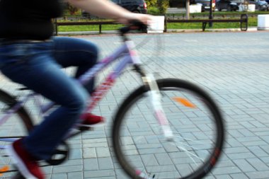 Bulanık fotoğraf adam akşam bir bisiklet sürmek