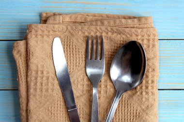 Çatal kaşık, çatal, bıçak masanın üzerine yalan