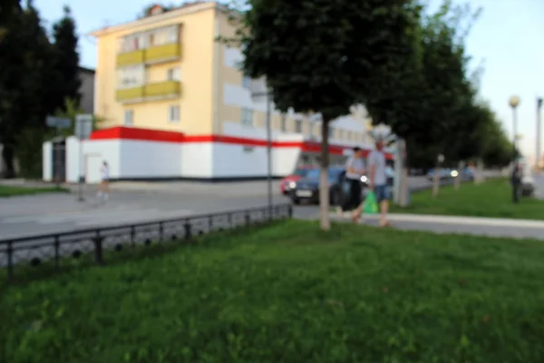 Gente Cammina Nel Parco Una Sera Estate — Foto Stock