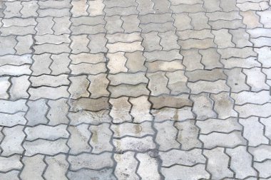 Bir yağmur damlası dalgaları ile kaldırımda küçük bir su birikintisi