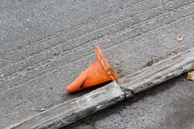 Sokakta yatan yol onarımı için turuncu koniler