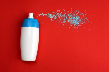 Beyaz şişe yıldız ile mavi spangles serpilir