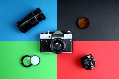 Eski film kamera ve lensler farklı dört arka planlar üzerinde yalan