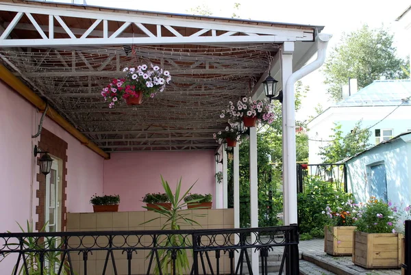 Traditioneller Eingang Zum Haus Geschmückt Mit Blumen Auf Der Veranda — Stockfoto