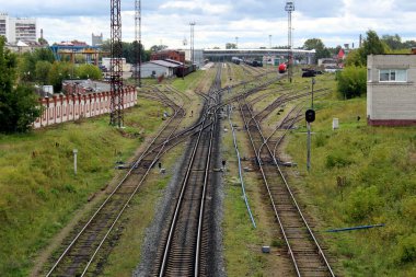 Tren trafiği için demir raylar ve yataklı ların en iyi görünümü