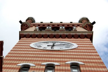 Kuledeki büyük saat aşağıdan yukarıya doğru fotoğraflandı.