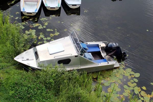 Foto Una Barca Motore Bianca Vicino Fiume — Foto Stock