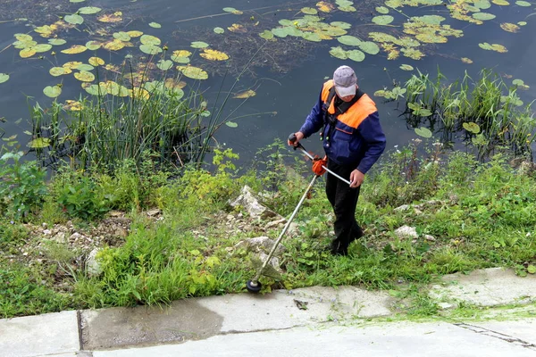 Hombre Trabajador Siega Hierba Por Río Vista Superior — Foto de Stock