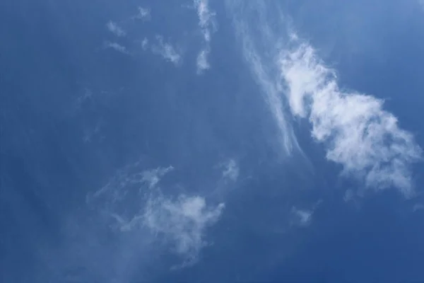 Kék Fehér Bolyhos Nagy Felhők — Stock Fotó