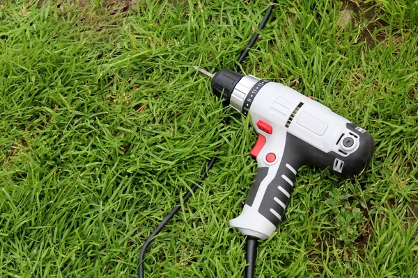 Uma Chave Fenda Elétrica Para Torcer Parafusos Encontra Grama — Fotografia de Stock