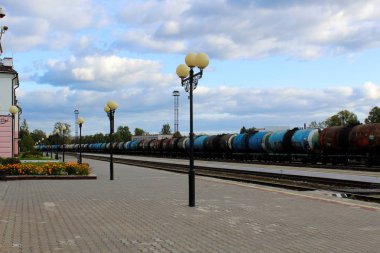 sıcak bir yaz gününde tren istasyonu