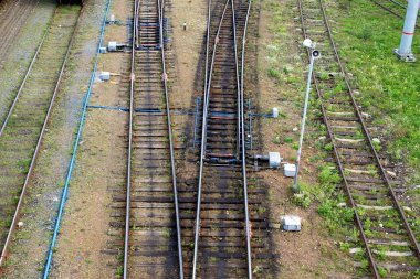 açık havada yaz aylarında demiryolu rayları ve uyuyanlar bağlayan