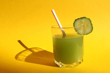 taze sıkılmış salatalık suyu bir bardak