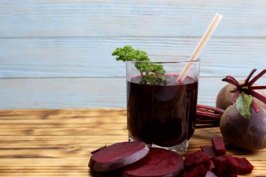 taze bir ürün den sağlıklı pancar suyu taze sıkılmış bir bardak