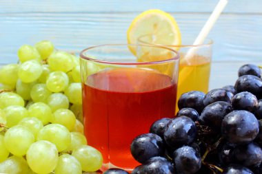 farklı üzüm çeşitleri taze meyve suyu iki bardak