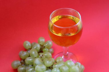 beyaz şarap ile yeşil üzüm