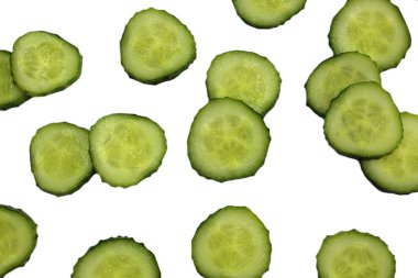 beyaz bir arka plan üzerinde dilimlenmiş salatalık daireler doku