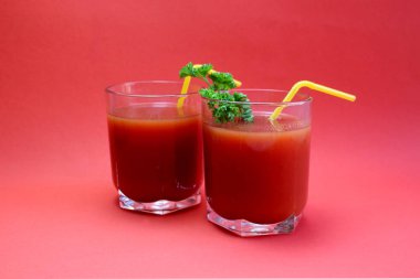 domates ile çevrili pipetler ile bir bardak domates suyu