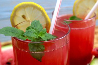 bir saman ile karpuz suyu iki bardak