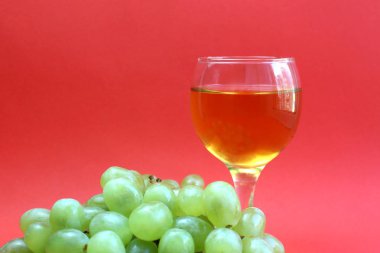 beyaz şarap ile yeşil üzüm