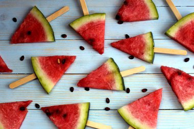 ahşap bir yüzey üzerinde bir üçgen yalan tarafından dilimlenmiş sulu karpuz bir parça