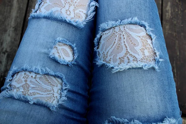 guipure beyaz kumaş ile mavi kot pantolon