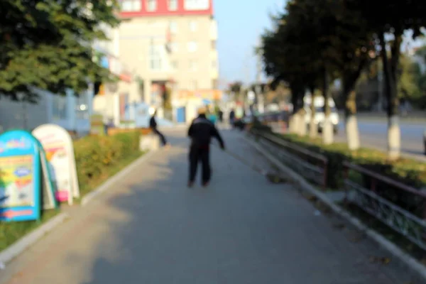 Verschwommener Hintergrund Straßenkehrer Fegt Bürgersteig Der Stadt — Stockfoto