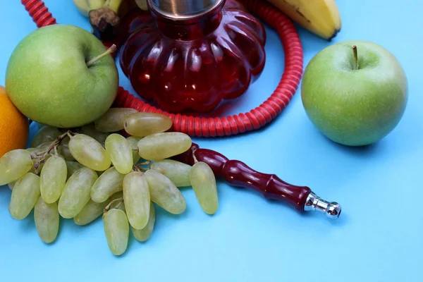 Narguile Rojo Está Rodeado Fruta Sobre Fondo Azul — Foto de Stock