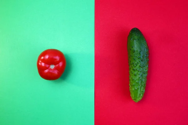 Pepino Legumes Tomate Dividido Por Cores Diferentes — Fotografia de Stock