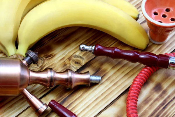 Vörös Vízipipa Cső Fekszik Mellett Egy Banánt Egy Fából Készült — Stock Fotó