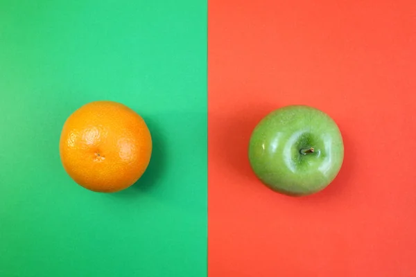 Frutta Arancio Mela Verde Trovano Sulle Metà Carta Multicolore — Foto Stock