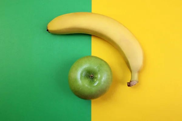 Frutas Uma Banana Amarela Uma Maçã Verde Estão Nas Metades — Fotografia de Stock