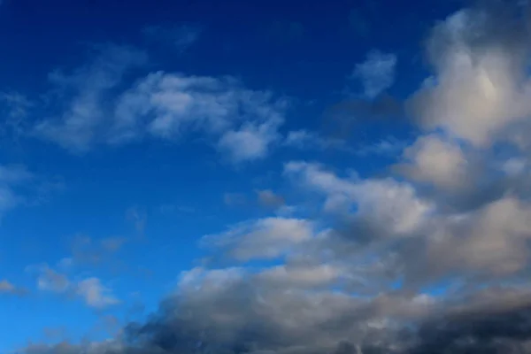 Kék Fehér Felhőkkel Egy Nyári Napon — Stock Fotó