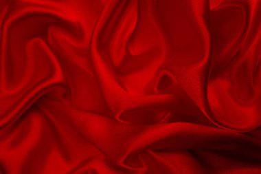 Saten kumaş ince kıvrımlar halinde yüzeyde yatar.