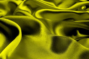 Saten kumaş ince kıvrımlar halinde yüzeyde yatar.